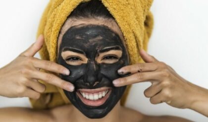 Menggunakan Masker Charcoal Bubuk