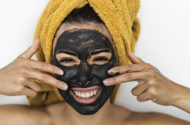 Menggunakan Masker Charcoal Bubuk